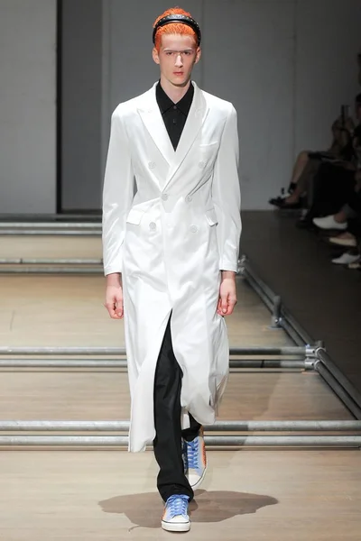 Look 16